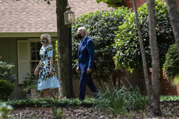 Why do the Carters look so tiny alongside Joe Biden and his wife