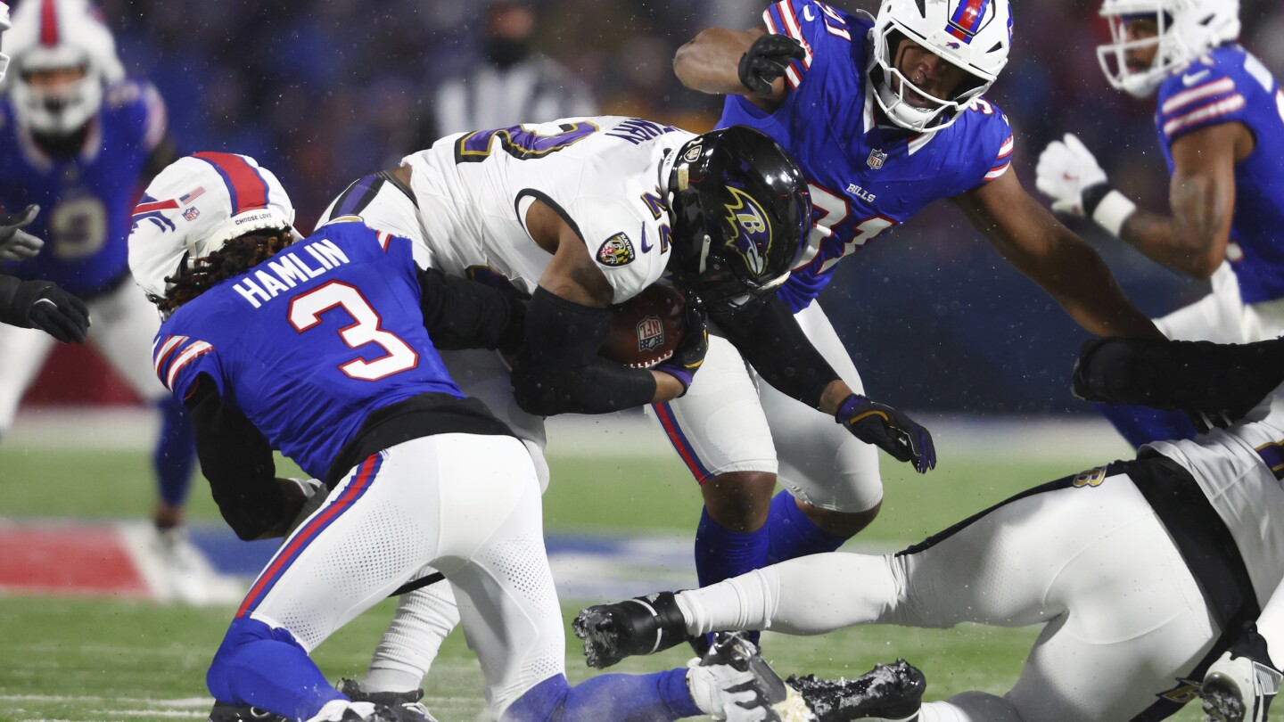 Bills keep Damar Hamlin off market, agreeing to 1-year deal with safety who went into cardiac arrest