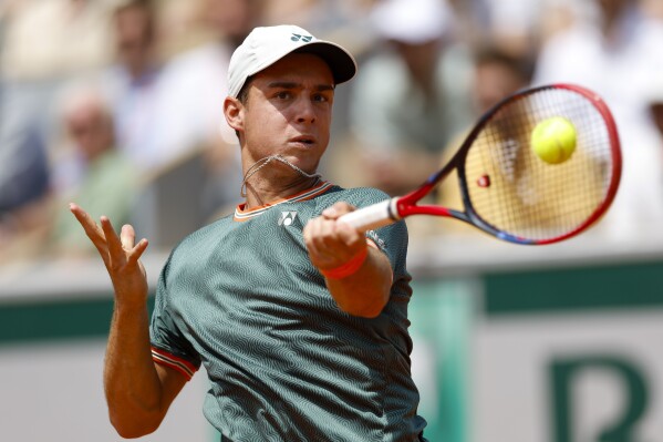 Kaylan Bigun of the U.S. plays a shot against Poland's Tomasz Berkieta in the junior men's final match of the French Open tennis tournament at the Roland Garros stadium in Paris, France, Saturday, June 8, 2024. (AP Photo/Aurelien Morissard)