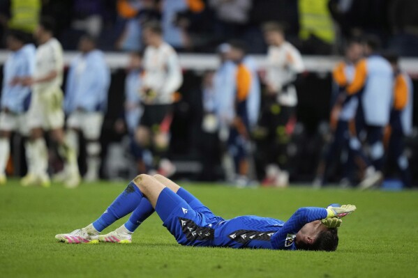 Alex Remiro, arquero de la Real Sociedad, se lamenta tras la derrota ante el Real Madrid en las semifinales de la Copa del Rey, el martes 1 de abril de 2025 (AP Foto/Bernat Armangue)