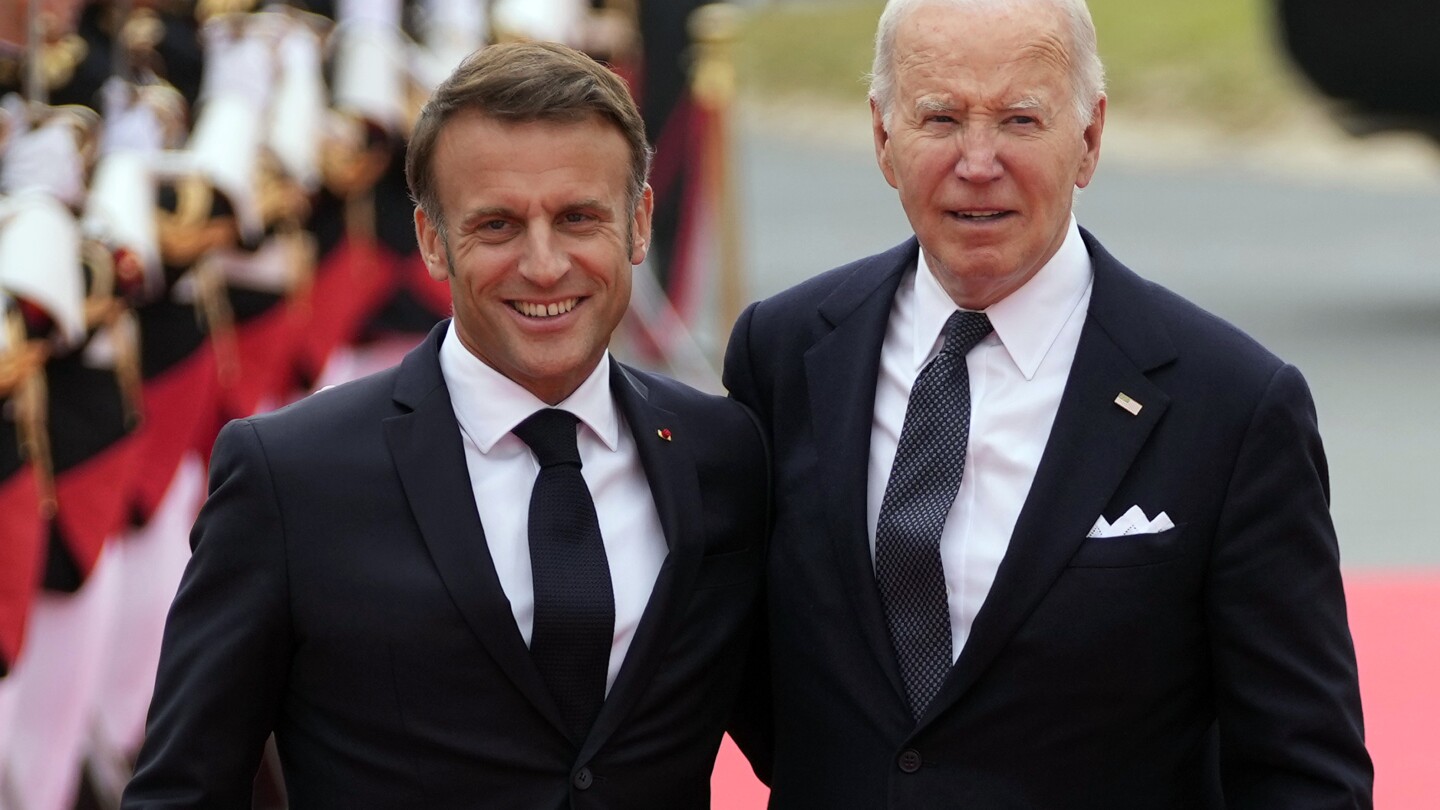 ПАРИЖ AP — Президентът Джо Байдън е почетен от френския