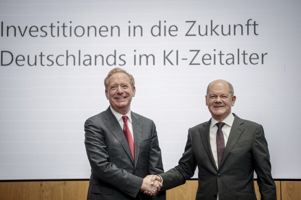 Federal Chancellor Olaf Scholz, right, and Vice Chair and President of Microsoft Corporation Brad Smith shake hands in Berlin, `Thursday, Feb. 15, 2024, after a press conference held by Microsoft Deutschland GmbH on the company's investments in the AI sector in Germany. Chancellor Olaf Scholz welcomed an announcement by Microsoft on Thursday that it would invest more than 3.2 billion euros ($3.4 billion) in Germany over the next two years to massively expand its data center capacities for applications in the field of artificial intelligence and cloud computing. (Kay Nietfeld/dpa via 番茄直播)