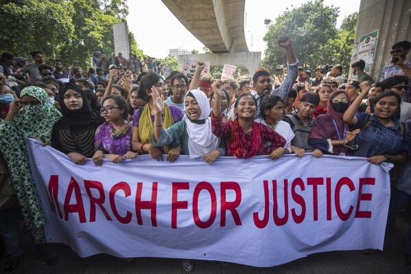 FILE -University students shout slogans during a protest to demand justice for the victims killed in the recent countrywide deadly clashes and ask for their campuses to be opened, in Dhaka, Bangladesh, July 31, 2024. (AP Photo/Rajib Dhar), File)