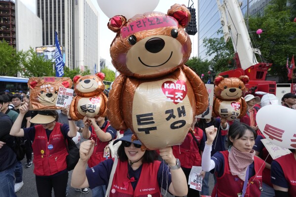 Leden van de Koreaanse Federatie van Vakbonden zingen slogans tijdens een Dag van de Arbeid-mars in Seoel, Zuid-Korea, woensdag 1 mei 2024. Arbeiders, activisten en anderen in Aziatische hoofdsteden gingen woensdag de straat op om de Dag van de Arbeid te vieren met protesten tegen de stijgende prijzen , het arbeidsbeleid van de overheid en de roep om meer werknemersrechten.  (AP-foto/Ahn Young Joon)