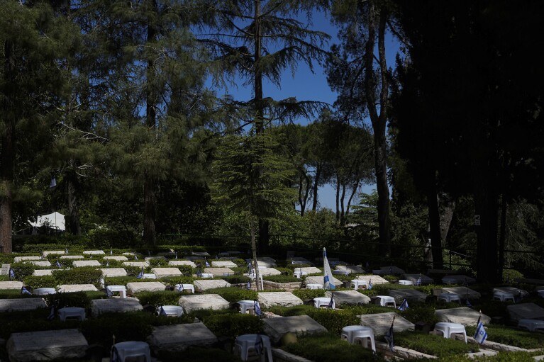 Quang cảnh Nghĩa trang Quân đội Mount Herzl ở Jerusalem, Thứ Năm, ngày 9 tháng 5 năm 2024. Israel đánh dấu Ngày tưởng niệm hàng năm để tưởng nhớ những người lính đã hy sinh trong các cuộc xung đột của đất nước, bắt đầu từ lúc hoàng hôn Chủ nhật, ngày 12 tháng 5, cho đến tối Thứ Hai, ngày 13 tháng 5.  (Ảnh AP/Ohad Zweigenberg)