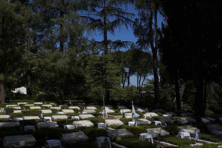 Ein Blick auf den Militärfriedhof Mount Herzl in Jerusalem, Donnerstag, 9. Mai 2024. Israel begeht den jährlichen Gedenktag zum Gedenken an Soldaten, die in den Konflikten des Landes ums Leben kamen, beginnend am Sonntag, 12. Mai, bei Sonnenuntergang, bis zum Abend des Montags, 13. Mai.  (AP Photo/Ohad Zweigenberg)