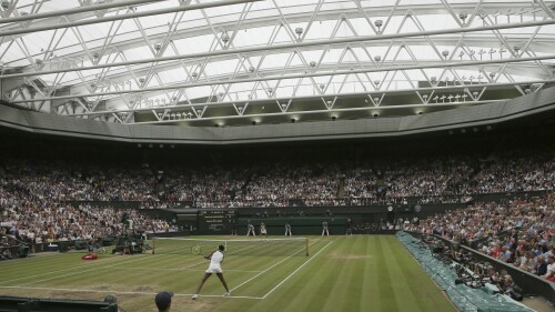 FILE - Venus Williams kembali ke Garbine Muguruza Spanyol di bawah atap tertutup Centre Court selama pertandingan final tunggal putri pada hari kedua belas Kejuaraan Tenis Wimbledon di London, Sabtu, 15 Juli 2017. Putaran pertama Wimbledon 2023 dimulai minggu depan.  (Foto AP/Tim Irlandia, File)