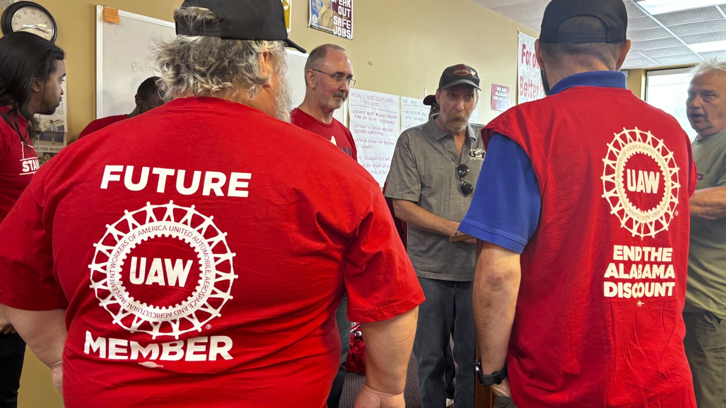МОНТГОМЪРИ, Алабама (AP) — Обединените автомобилни работници в петък обвиниха