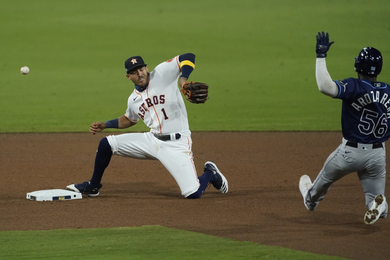 Mexico's Arozarena makes massive leaping catch in the eighth to