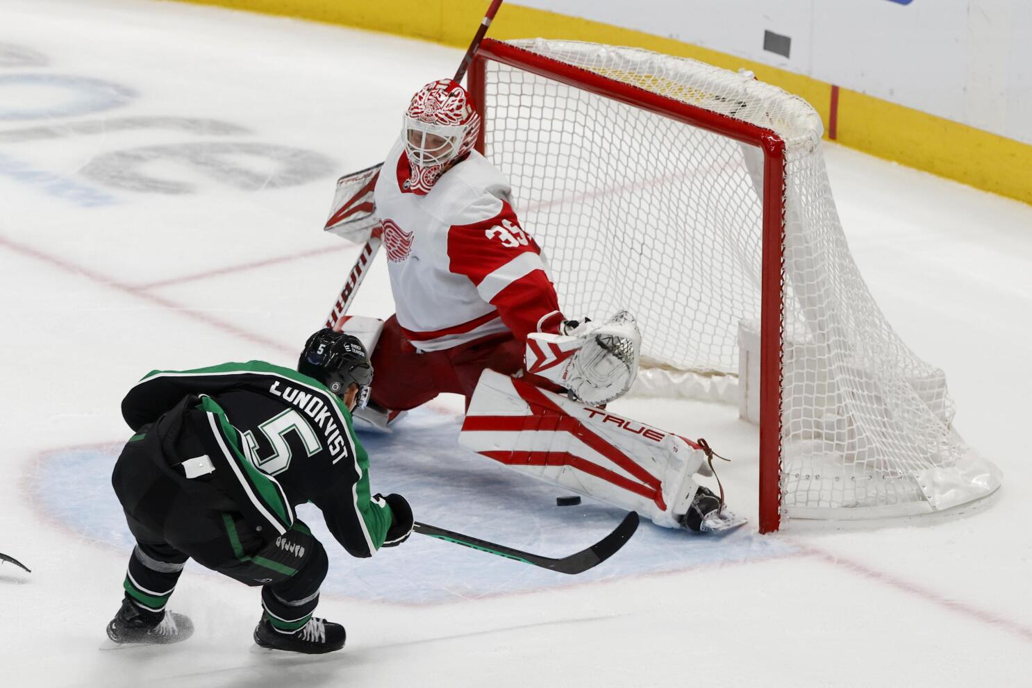 Stars erupt with three goals in 3rd period for Winter Classic lead 