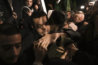 ARCHIVO - Un hombre sonríe al ser recibido tras su liberación de una cárcel israelí, 30 de noviembre de 22023, en Ramalá, Cisjordania. (AP Foto/Nasser Nasser, File)