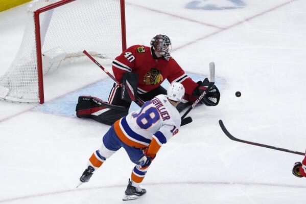 Nelson Leads Isles to 4th Straight Win, 3-1 Over Blackhawks