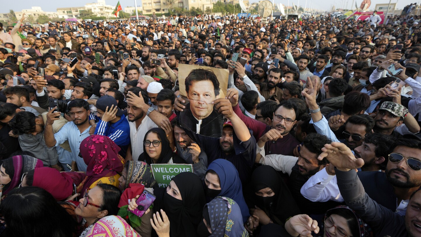 Бившият министър-председател на Пакистан Имран Хан е обвинен в нарушаване на ислямския брачен закон