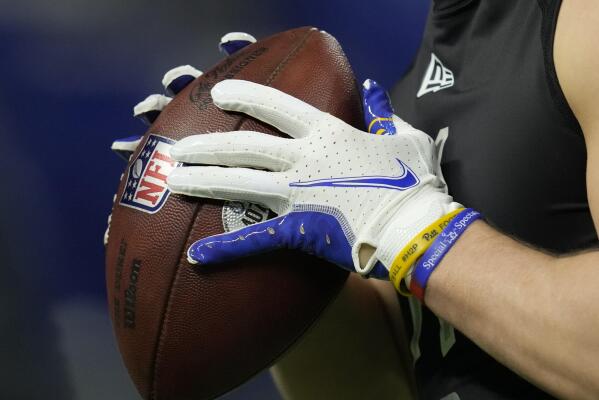 Kenny Pickett's hands measure 8 1/2 inches, smaller than any QB currently  in NFL - ESPN