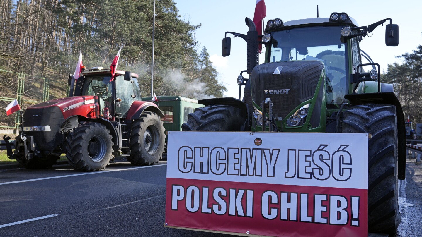 С непродадено зърно, натрупано високо, полски фермер е изправен пред несигурно бъдеще, докато войната в Украйна мели 