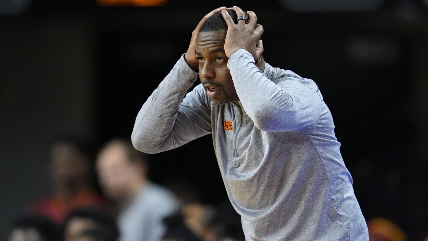 Оклахома Стейт уволни мъжкия баскетболен треньор Майк Бойнтън в четвъртък.Бойнтън