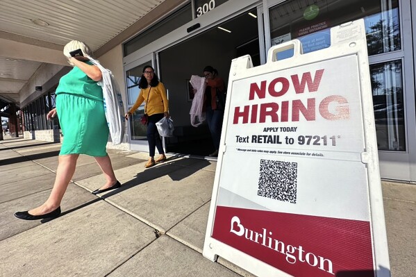 Un cartel de oferta laboral es exhibido afuera de una tienda minorista en Vernon Hills, Illinois, el jueves 31 de agosto de 2023. (AP Foto/Nam Y. Huh)