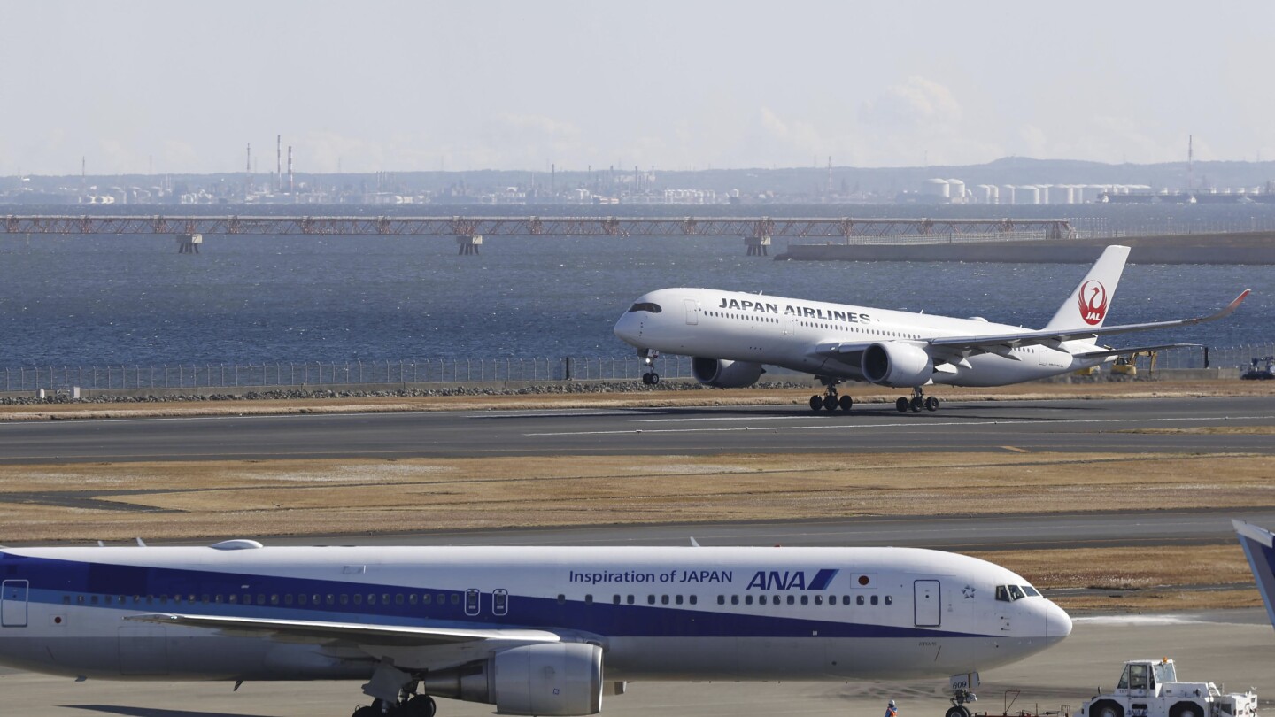 ТОКИО (AP) — Летище Ханеда в Токио почти се върна