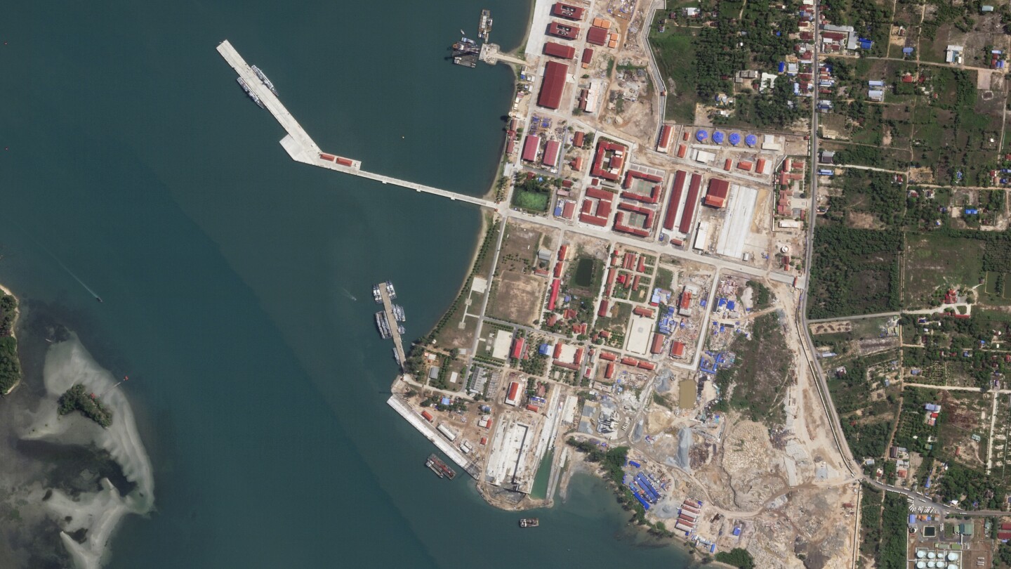 Китайски военни кораби са акостирали в Камбоджа от 5 месеца, но правителството казва, че това не е постоянно