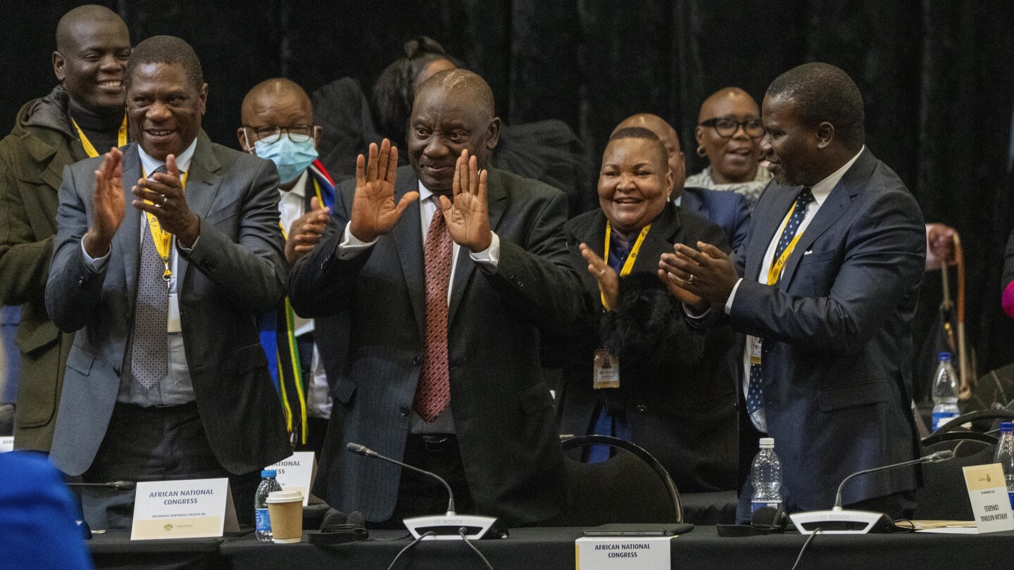 O presidente sul-africano Cyril Ramaphosa foi reeleito para um segundo mandato