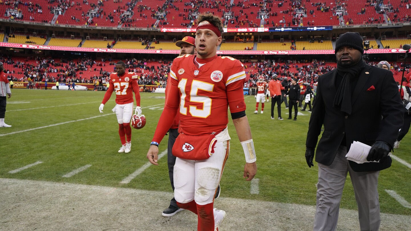 Analysis: Kansas City Chiefs still in AFC West driver’s seat despite so many blunders, butterfingers