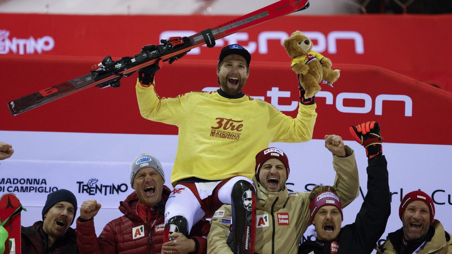 Lo sciatore austriaco Schwarz vince la gara notturna in Italia classificandosi primo nella classifica generale e nello slalom
