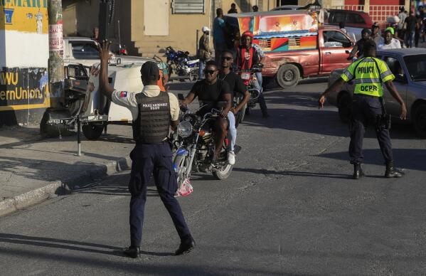 A polícia nacional controla a segurança em uma rua de Porto Príncipe, Haiti, sábado, 21 de janeiro de 2023. (Foto AP/Odelyn Joseph)