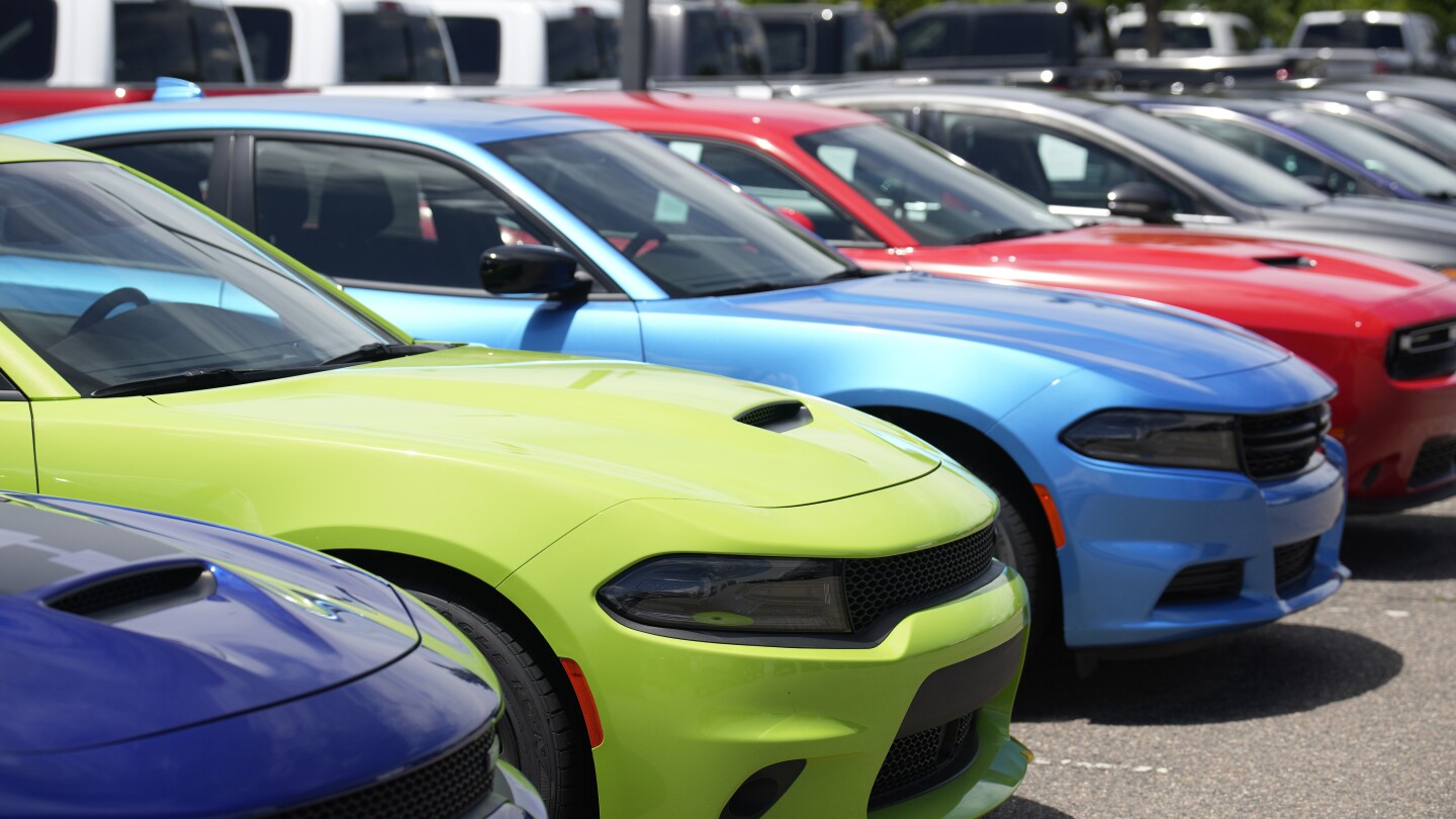 Продажбите на нови превозни средства в САЩ нарастват с 12%, тъй като купувачите се отърсват от високите цени, лихвените проценти и автомобилните стачки