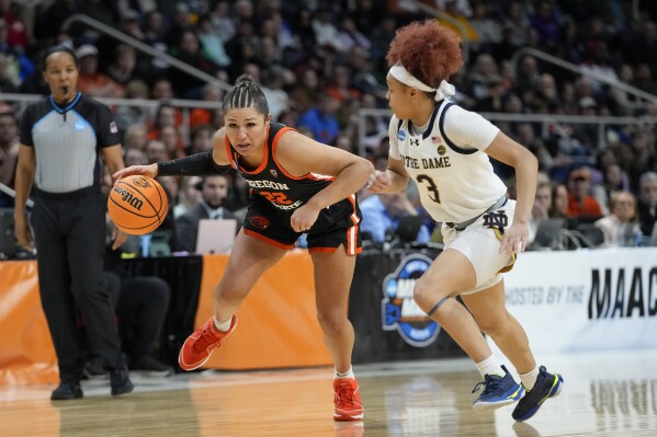 Oregon State guard Talia von Oelhoffen (22) drives against Notre Dame guard Hannah Hidalgo (3) during the second quarter of a Sweet Sixteen round college basketball game during the NCAA Tournament, Friday, March 29, 2024, in Albany, N.Y. (AP Photo/Mary Altaffer)