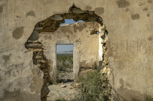 Uma antiga base militar que foi destruída e evacuada após a secagem do Mar de Aral é visível no Uzbequistão, domingo, 25 de junho de 2023. (AP Photo/Ebrahim Noroozi)