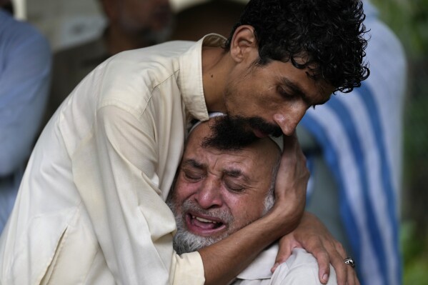 Pakistan'ın İslamabad eteklerinde muson yağmurlarında oğlunu kaybeden bir adam morg önünde ağlıyor, 19 Temmuz 2023 Çarşamba. (AP Fotoğrafı/Rahmat Gul)