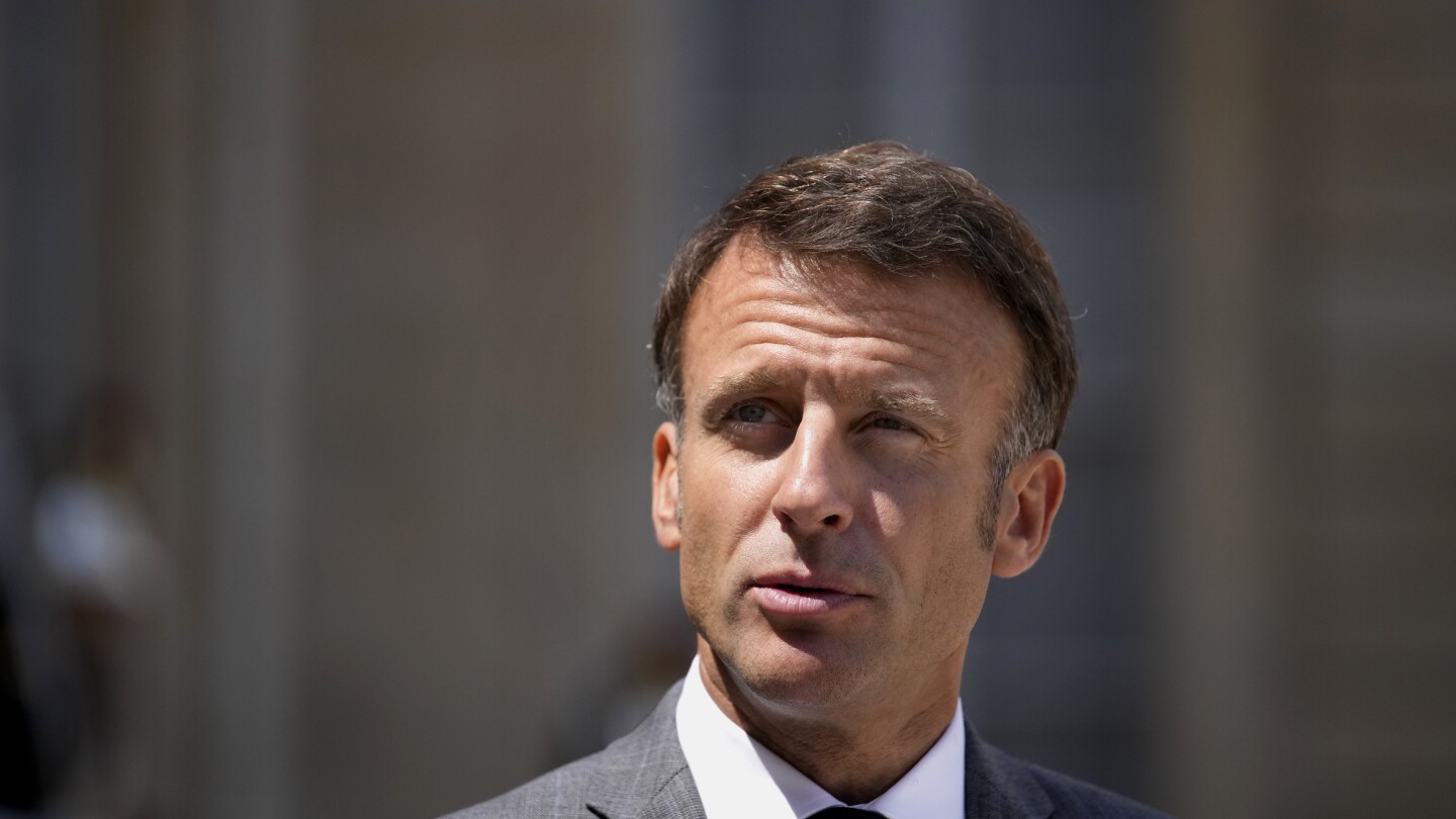 Macron dit que la France mettra fin à sa présence militaire au Niger et retirera son ambassadeur après le coup d’État