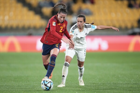 Spain's Ona Battle, left, and Costa Rica's Valeria Del Campo battle for the ball during the Women's World Cup Group C soccer match between Spain and Costa Rica in Wellington, New Zealand, Friday, July 21, 2023. (AP Photo/John Cowpland )
