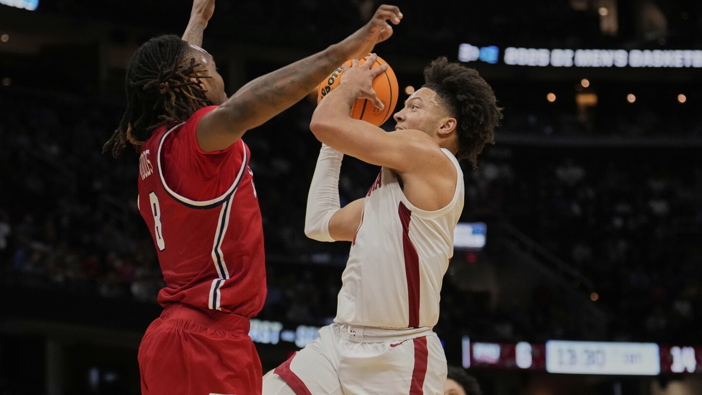 Mark Sears and Alabama survive scare and beat 15th-seeded Robert Morris 90-81