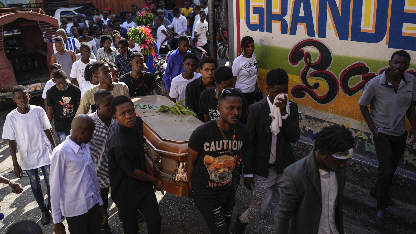 Докато убийствата се увеличават, хаитяните се борят да погребват близките си и да намерят затваряне в изпълнената с насилие столица