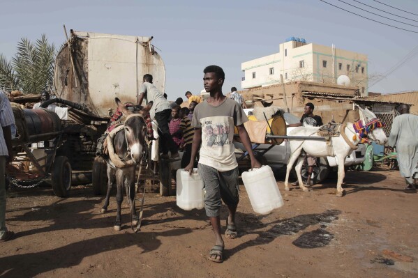 FILE - People gather to collect water in Khartoum, Sudan, on May 28, 2023, during a weeklong truce, brokered by the U.S. and the Saudis. A week of indirect talks involving Sudan's warring parties ended in Geneva on Friday, July 19, 2024, the U.N. secretary-general's personal envoy said. He described the discussions as an “encouraging initial step” in a complex process.(ĢӰԺ Photo/Marwan Ali)