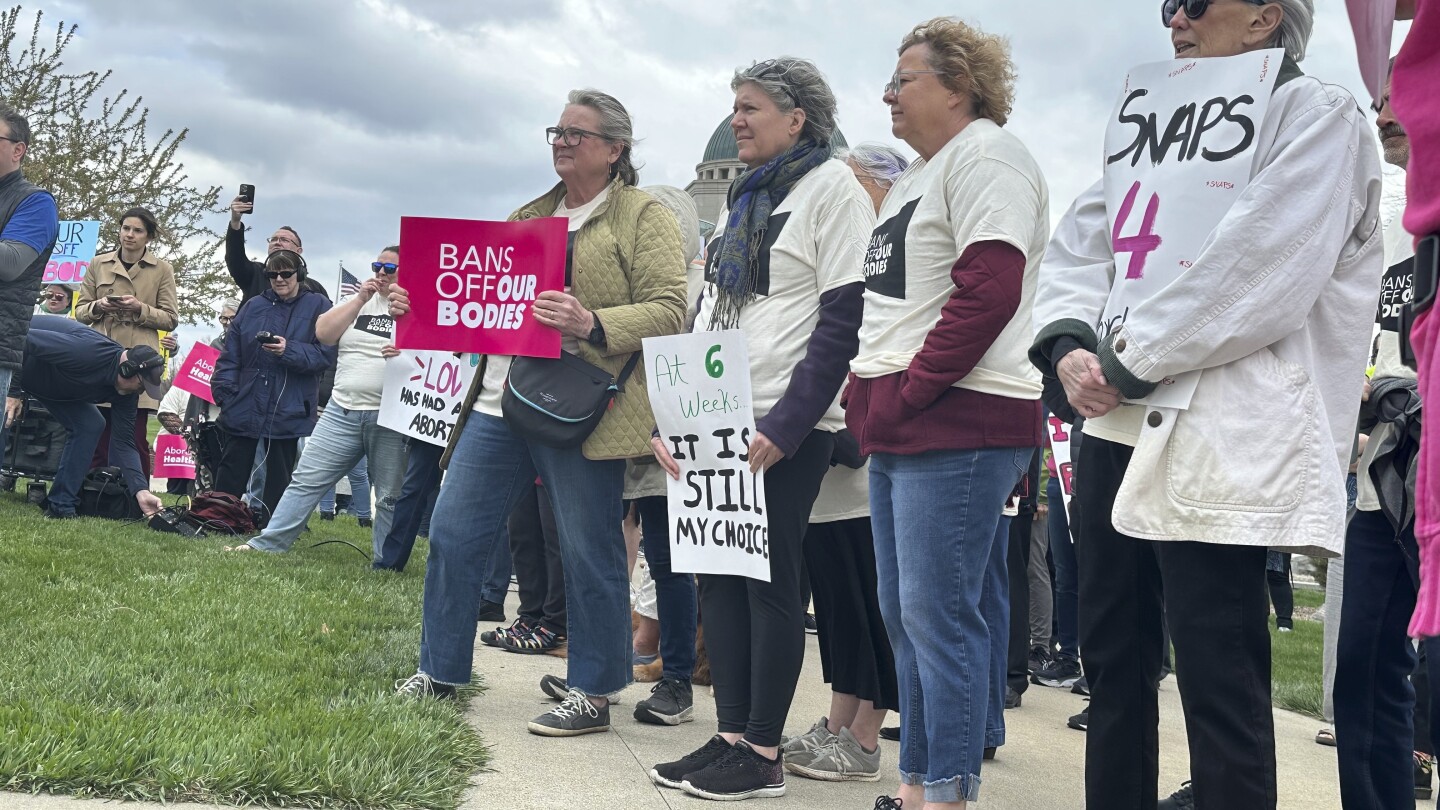 Айова иска от Върховния съд на щата да позволи на неговия ограничителен закон за абортите да влезе в сила