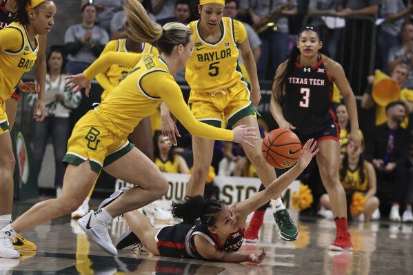 Texas Tech guard Ashley Chevalier reaches for a loose ball with Baylor guard Jana Van Gytenbeek, left, and guard Darianna Littlepage-Buggs, right, in the first half of an NCAA college basketball game, Sunday, Feb. 18, 2024, in Waco, Texas. (Rod Aydelotte/Waco Tribune-Herald via 番茄直播)