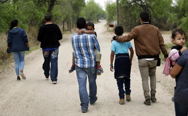 Border officials did not follow guidelines on migrant children's