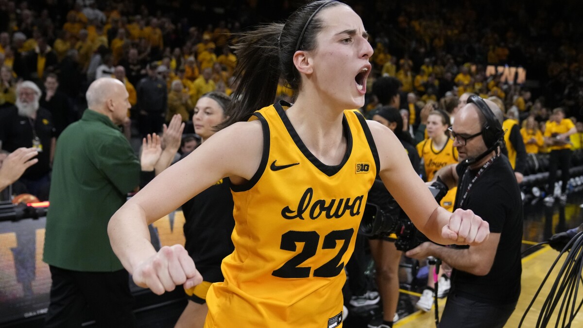 Caitlin Clark hits long 3-pointer at the buzzer, scores 40 as No. 4 Iowa beats Michigan State 76-73 | AP News