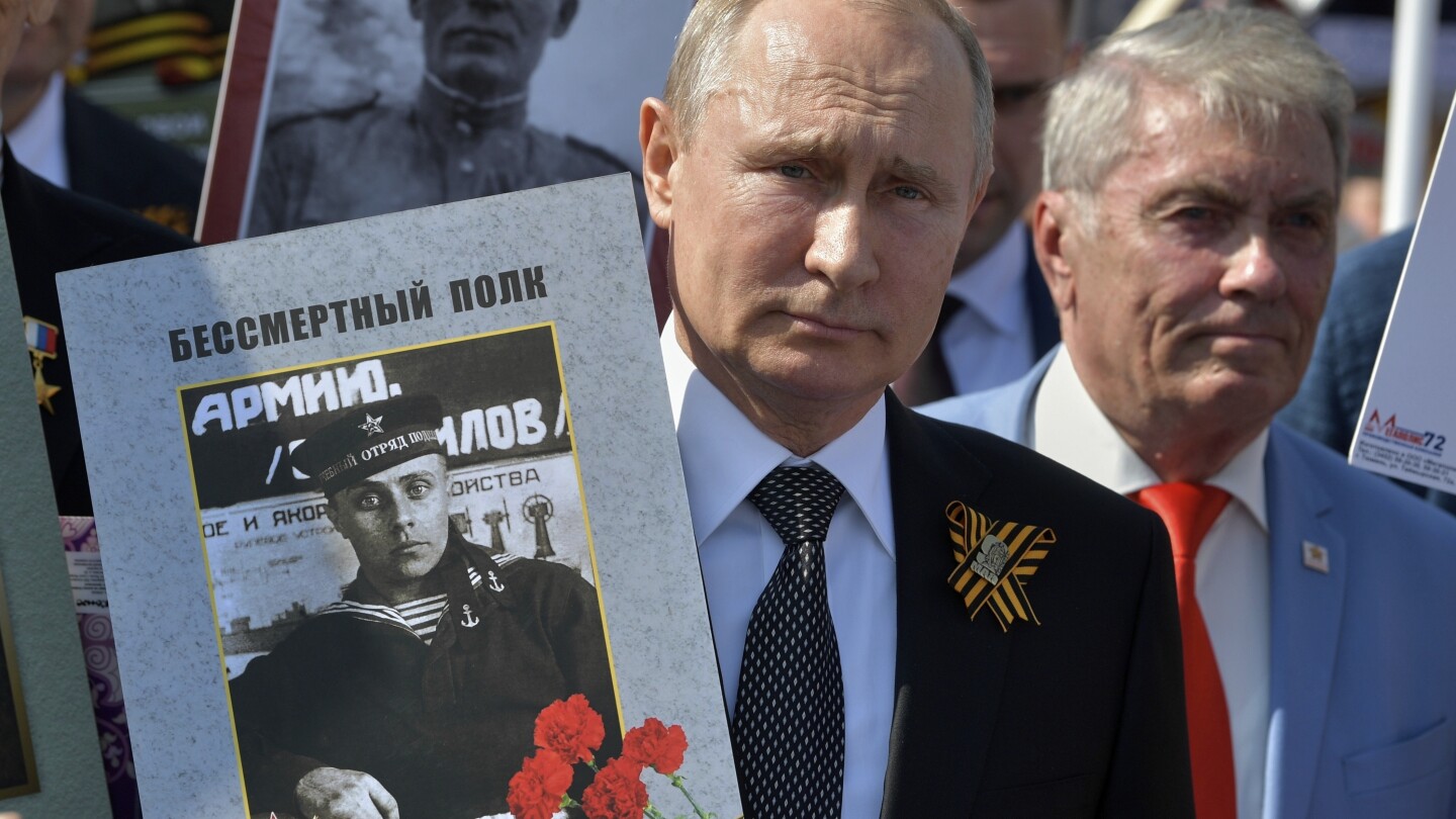 Как Путин използва победата на СССР през Втората световна война, за да събере подкрепа за него и войната в Украйна 