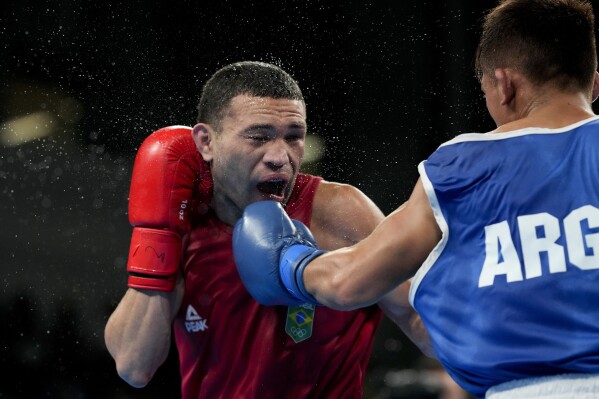 El brasileño Michael da Silva y el argentino Ramón Quiroga pelean en la semifinal de boxeo masculino de 51 kg en los Juegos Panamericanos en Santiago, Chile, el jueves 26 de octubre de 2023.  (Foto AP/Martín Mejía)