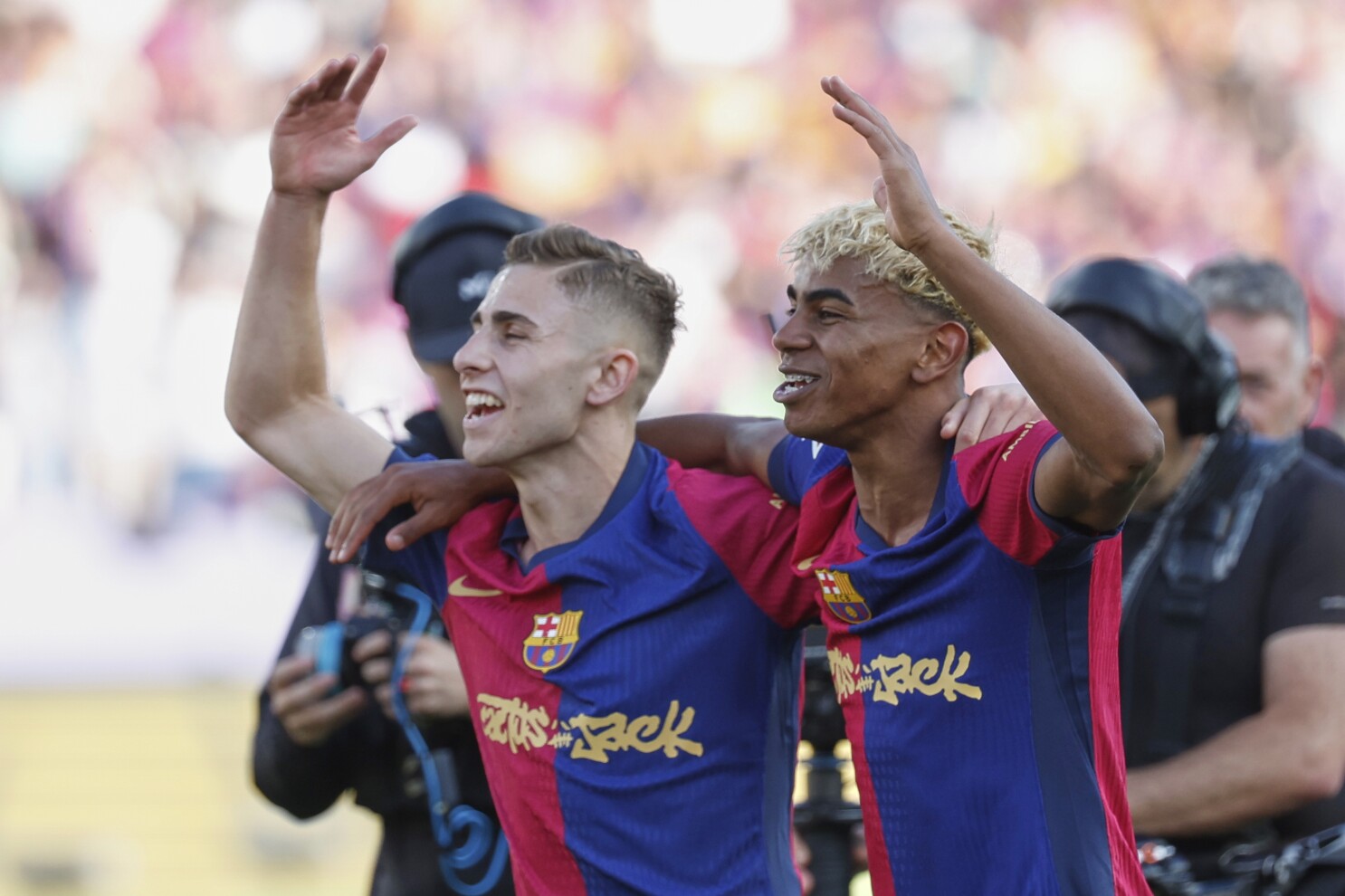 Barcelona remonta para vencer 4-3 al Real Madrid y se acerca al título de La Liga