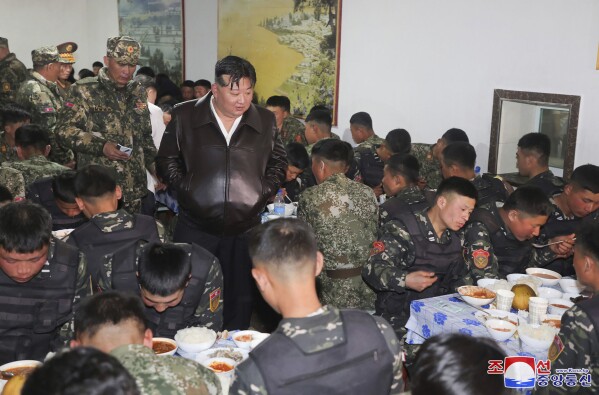 En esta fotografía proporcionada por el gobierno de Corea del Norte, el líder norcoreano Kim Jong Un, en el centro, visita una cantina durante su visita a la 105.a División de Tanques de la Guardia Ryu Kyong Su de Seúl, en Corea del Norte, el 24 de marzo de 2024. Los periodistas independientes no tuvieron acceso a cubra el evento representado en esta imagen distribuida por el gobierno de Corea del Norte. El contenido de esta imagen es el proporcionado y no se puede verificar de forma independiente. La marca de agua en idioma coreano en la imagen proporcionada por la fuente dice: "KCNA", que es la abreviatura de Agencia Central de Noticias de Corea. (Agencia Central de Noticias de Corea/Servicio de Noticias de Corea vía AP)