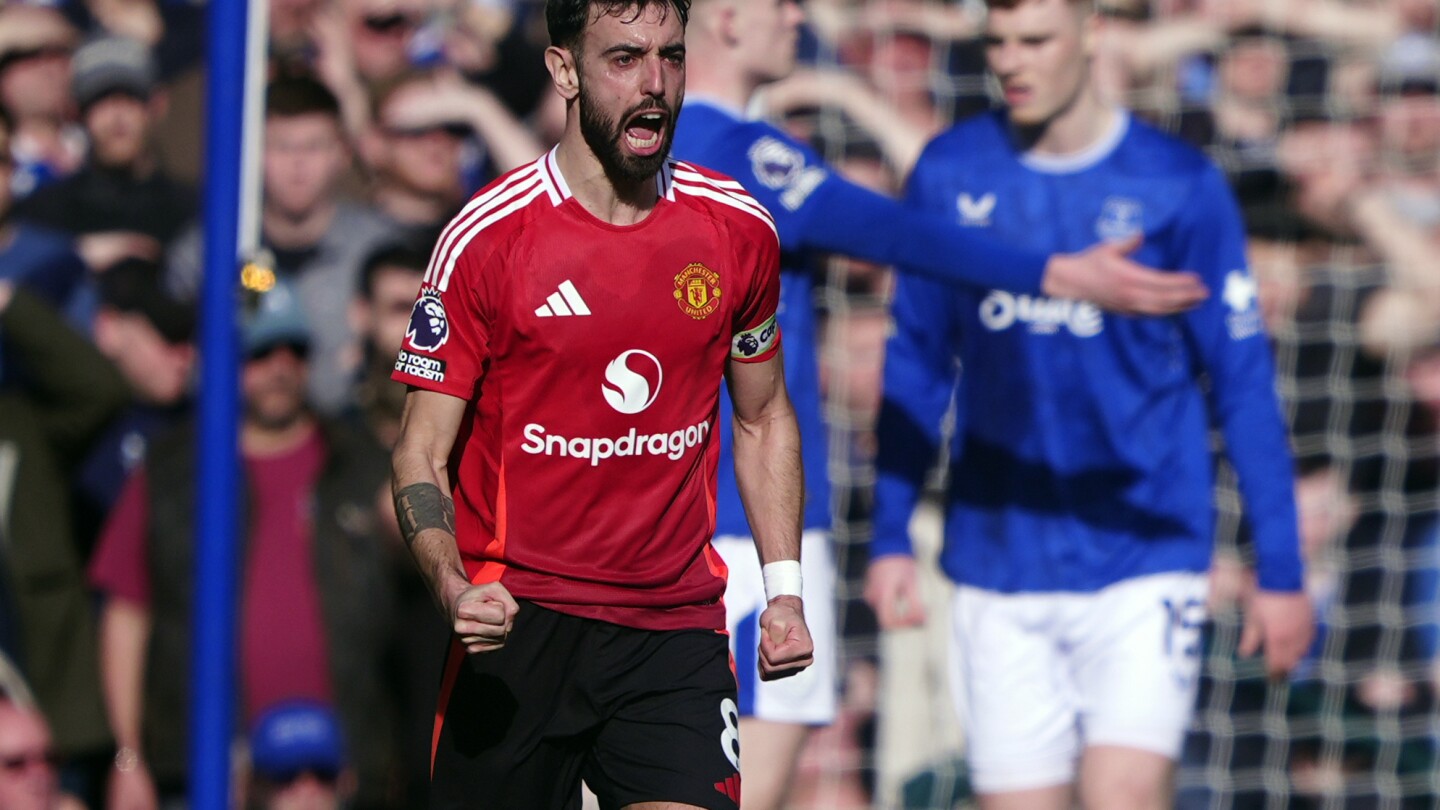 Manchester United draws 2-2 at Everton after late comeback