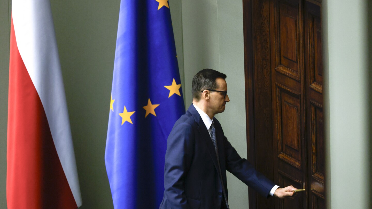 The outgoing Polish government loses a vote of confidence, paving the way for a new centrist istration