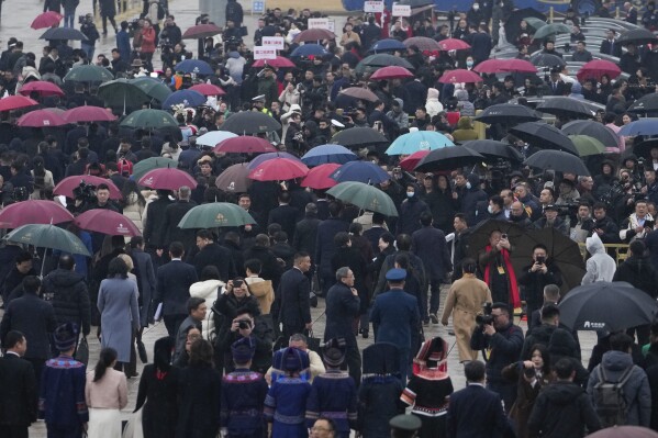 Các đại biểu rời đi sau phiên khai mạc của Đại hội Đại biểu Nhân dân Toàn quốc (NPC) tại Đại lễ đường Nhân dân ở Bắc Kinh, Trung Quốc, Thứ Ba, ngày 5 tháng 3 năm 2024. (Ảnh AP / Andy Wong)