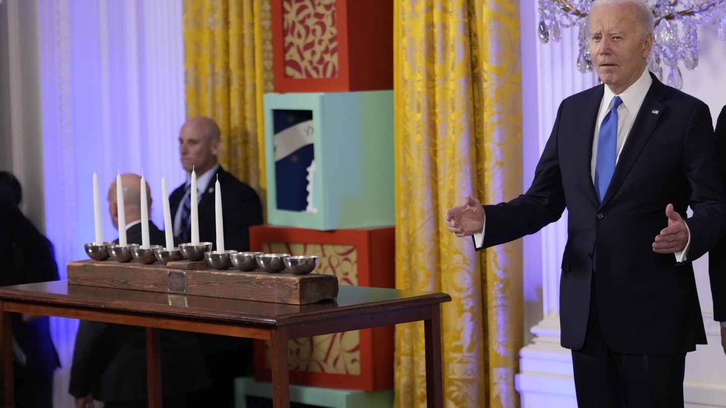 Bide accueille la cérémonie de Hanoukka à la Maison Blanche alors que les préoccupations concernant l’antisémitisme augmentent