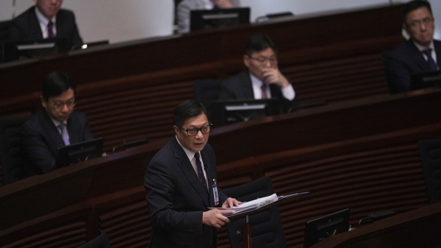 हांगकांग: असहमति पर अंकुश लगाने के लिए सरकार को अधिक शक्तियां देने वाला कानून पारित