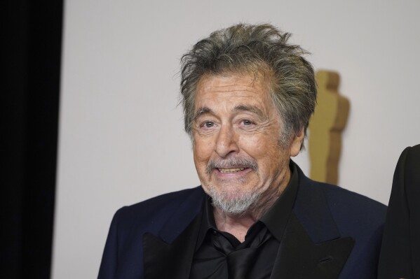 Al Pacino pose en salle de presse lors de la cérémonie des Oscars, le dimanche 10 mars 2024, au Dolby Theatre de Los Angeles.  (Photo de Jordan Strauss/Invision/AP)